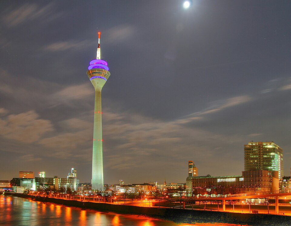 Ponto Turístico Torre de Reno (Rheinturm) em Düsseldorf
