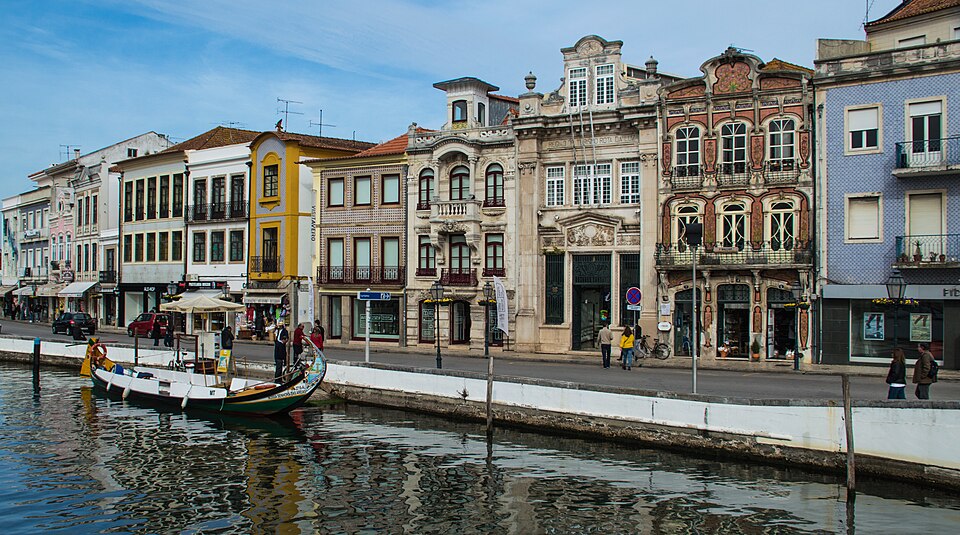 Ponto Turístico Canais de Aveiro e os Barcos Moliceiros em Aveiro