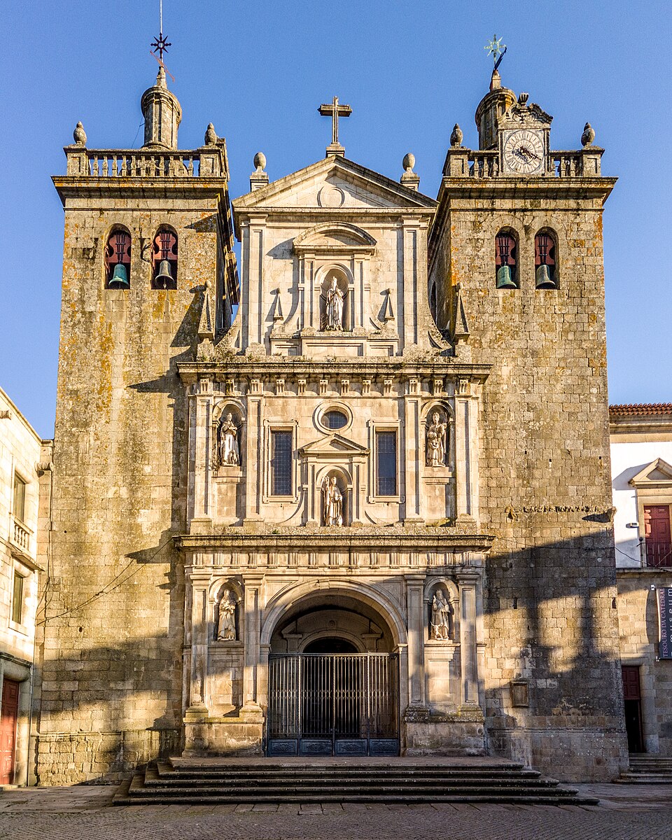 Ponto Turístico Adro da Sé e a Catedral de Viseu em Viseu