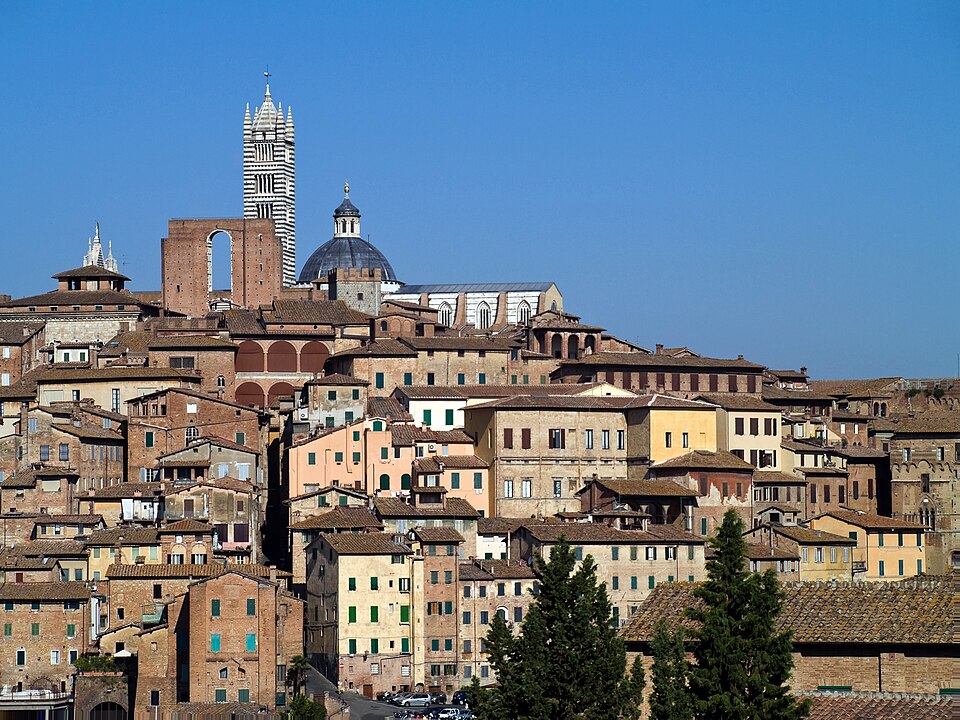 Ponto Turístico Palácio Público e a Torre do Mangia em Siena